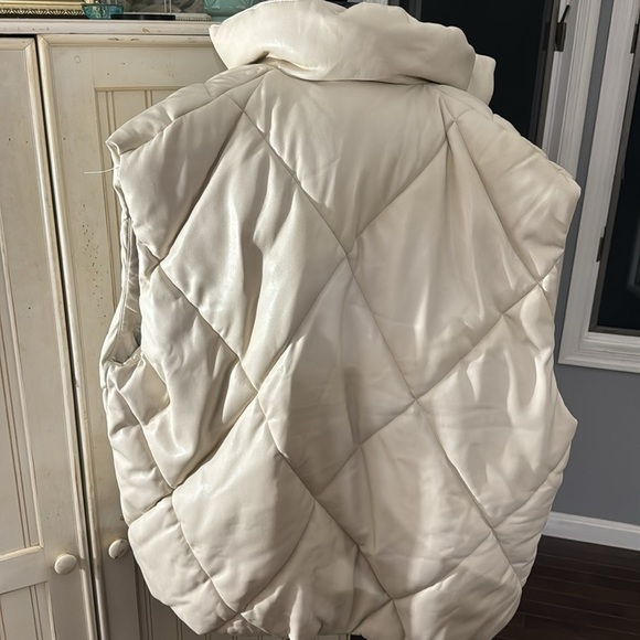 Abercrombie & Fitch NWT Vegan Leather Ladies Puffer Vest - Picture 4 of 8
